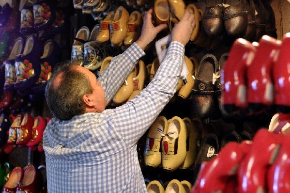 荷兰木鞋匠人期待传统技艺的保护和传承