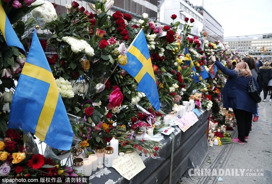 瑞典群众用鲜花悼念卡车袭击遇难者
