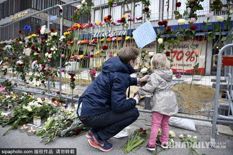 瑞典群众用鲜花悼念卡车袭击遇难者