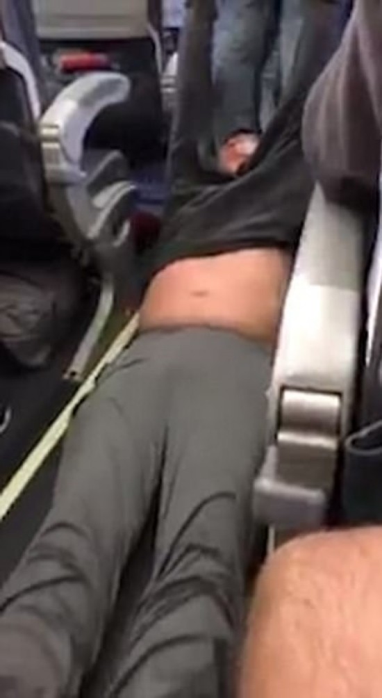 美国联合航空华裔乘客被强行拖拽下机引哗然