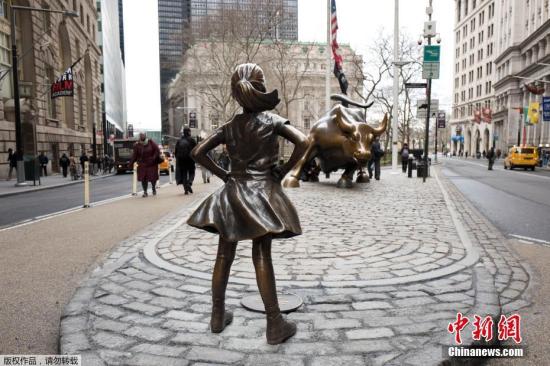 “无畏女孩”破坏华尔街铜牛意象？ 雕塑作者不满