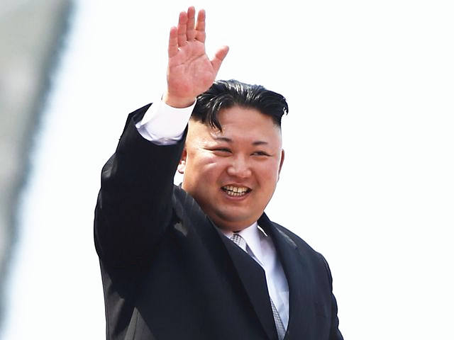 朝鲜最高领导人笑颜阅兵 新导弹亮相