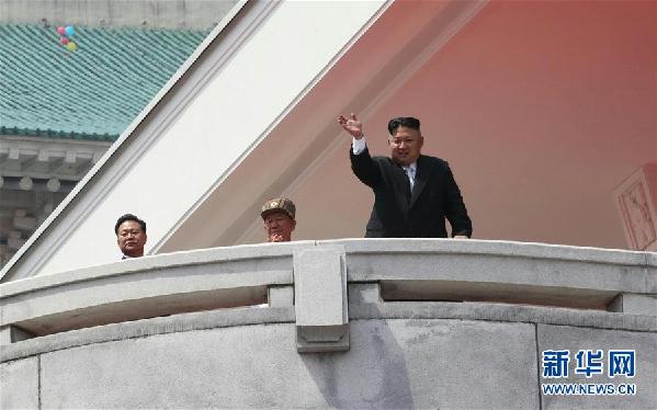 朝鲜举行阅兵式 展示新型导弹