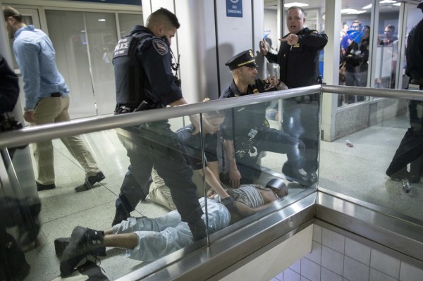 纽约一车站误传枪击 民众四散逃命致16人受伤