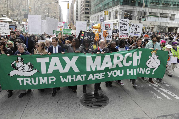 美爆发游行要求总统公布税单 特朗普：该调查是谁资助游行