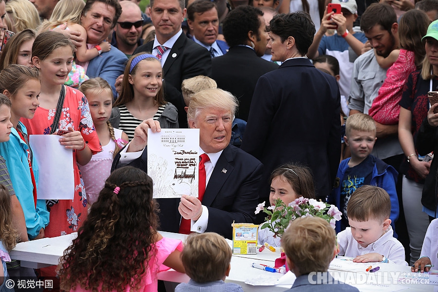 特朗普化身“大儿童”出席白宫复活节滚彩蛋活动