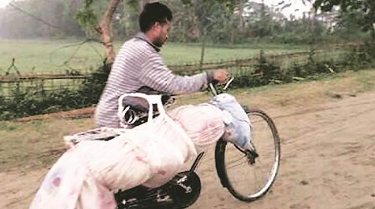 印男子用自行车带亲人尸体回家 其村庄周围没有公路