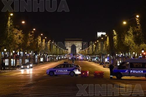 法国巴黎香榭丽舍大街发生枪击事件致一名警察殉职