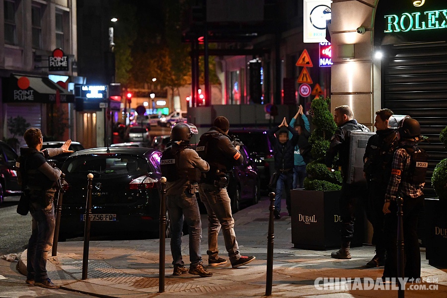 巴黎香榭丽舍大街发生枪击致警察1死2伤 IS宣称负责