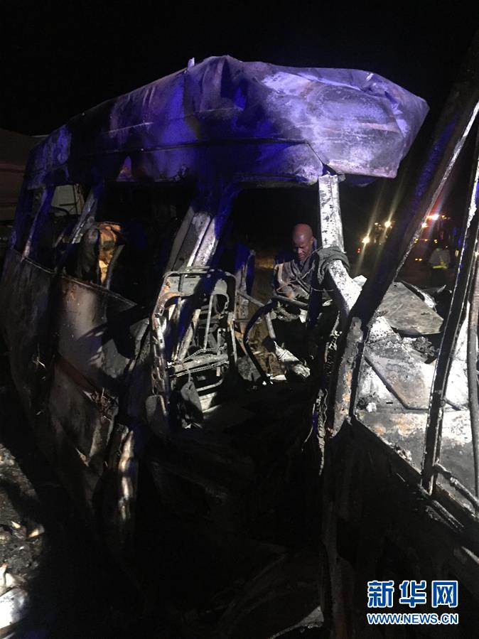 南非两车相撞造成至少20名小学生丧生