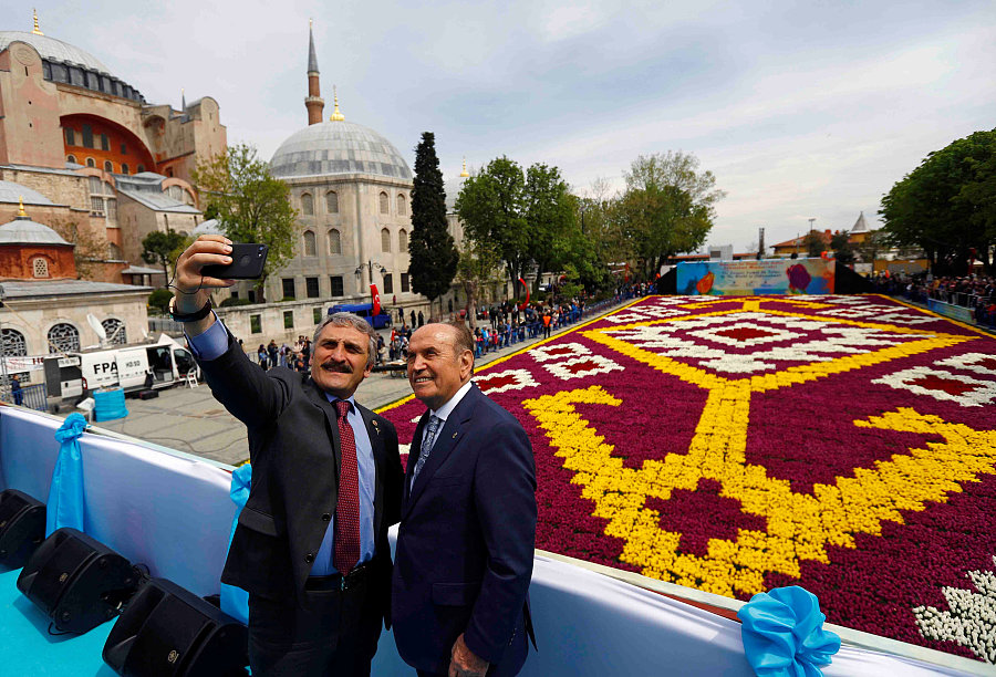 土耳其迎第十二届郁金香节 巨形“花毯”点亮伊斯坦布尔