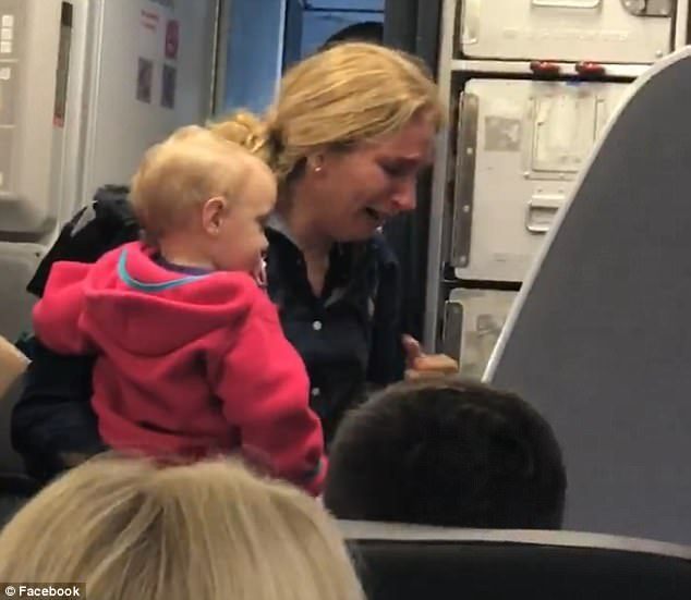 美国航空公司对乘客动粗：抢走女乘客婴儿推车 差点弄伤孩子