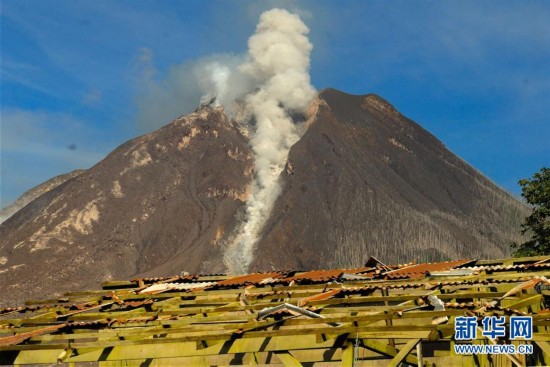 印尼锡纳朋火山继续喷发