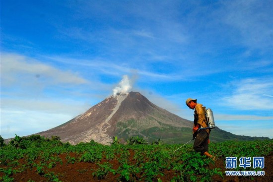 印尼锡纳朋火山继续喷发