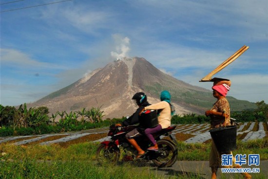 印尼锡纳朋火山继续喷发