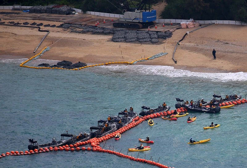 日本填海为美军建基地 民众乘坐皮划艇与警方对峙