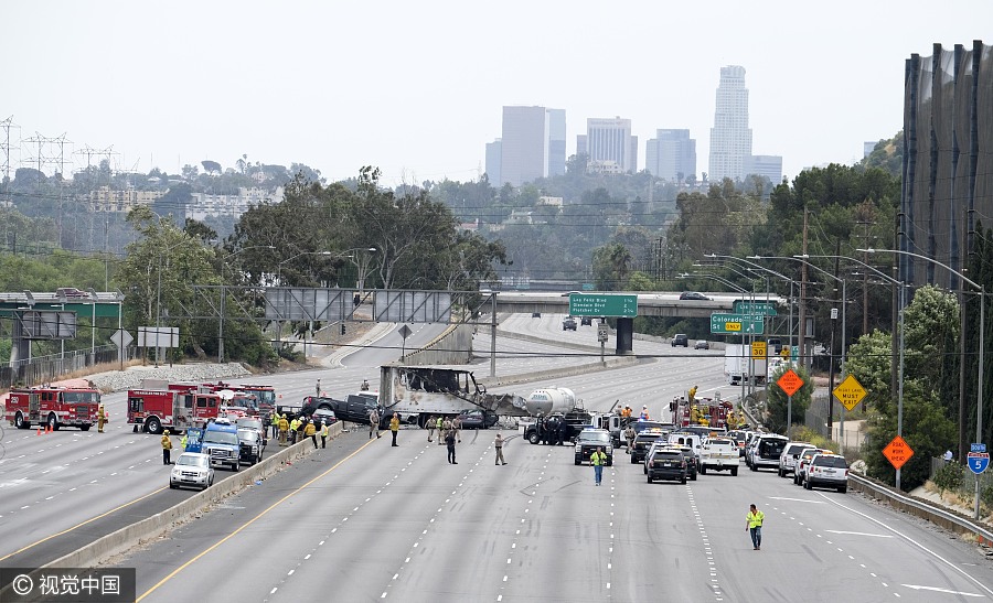美国洛杉矶高速公路发生重大车祸 致1死9伤