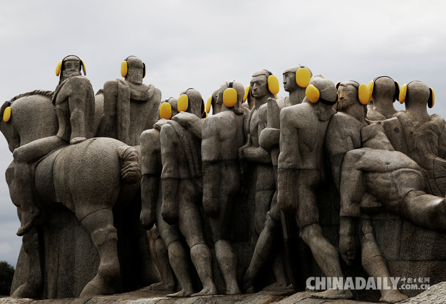 巴西民众为雕像戴隔音耳罩 宣传国际噪音意识日