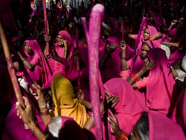 为防醉酒家暴 印度中央邦向新婚女性赠送“打夫棍”