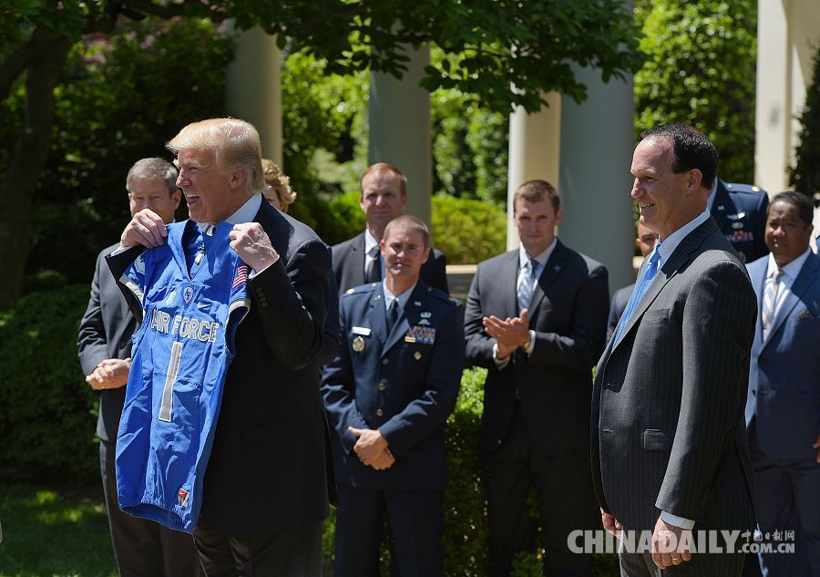 特朗普为空军学院橄榄球队颁奖 获赠球衣喜滋滋