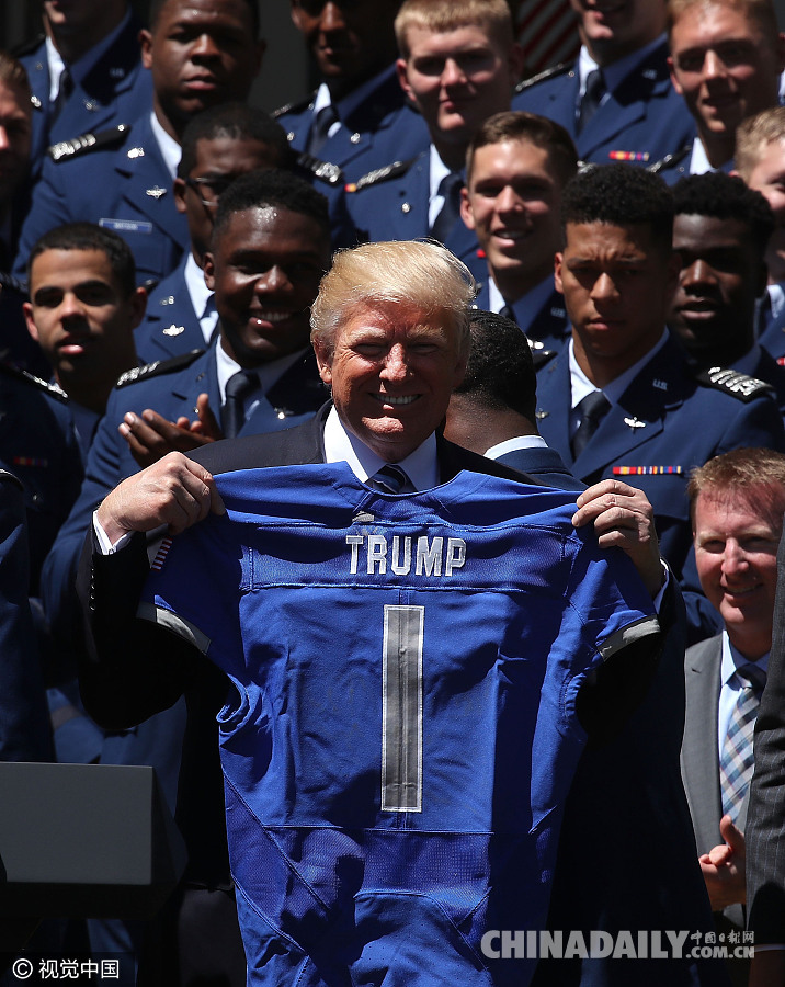 特朗普为空军学院橄榄球队颁奖 获赠球衣喜滋滋