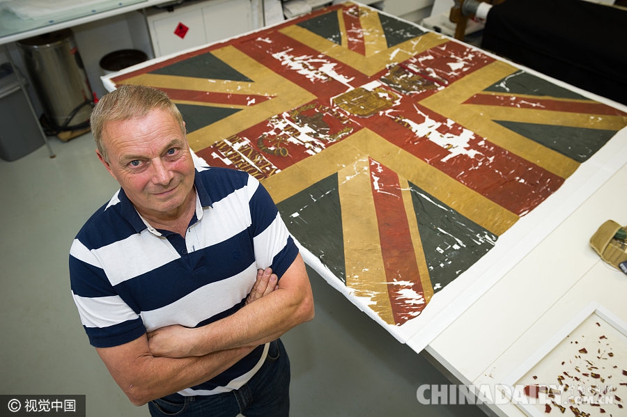 英男子买回一盒“破布片” 拼完竟是价值超30万英镑的滑铁卢战役军旗