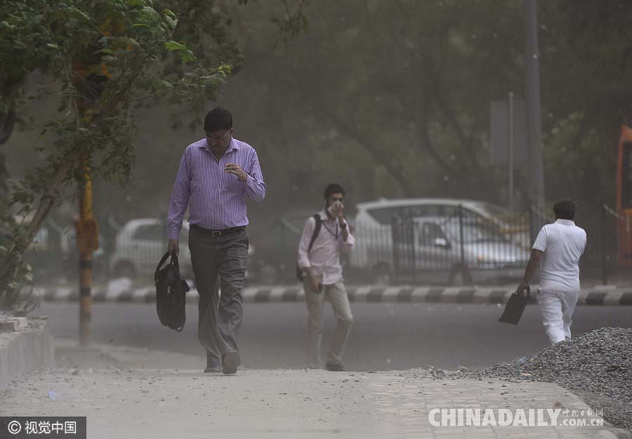 印度出现沙尘暴伴随小雨天气 民众冒风沙淋雨消暑