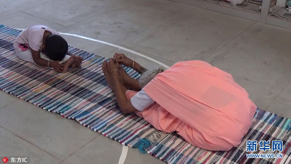 印度98岁瑜伽奶奶柔韧性惊人 能把自己轻松折成翻盖手机！（组图）