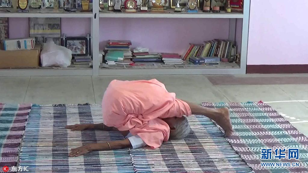 印度98岁瑜伽奶奶柔韧性惊人 能把自己轻松折成翻盖手机！（组图）