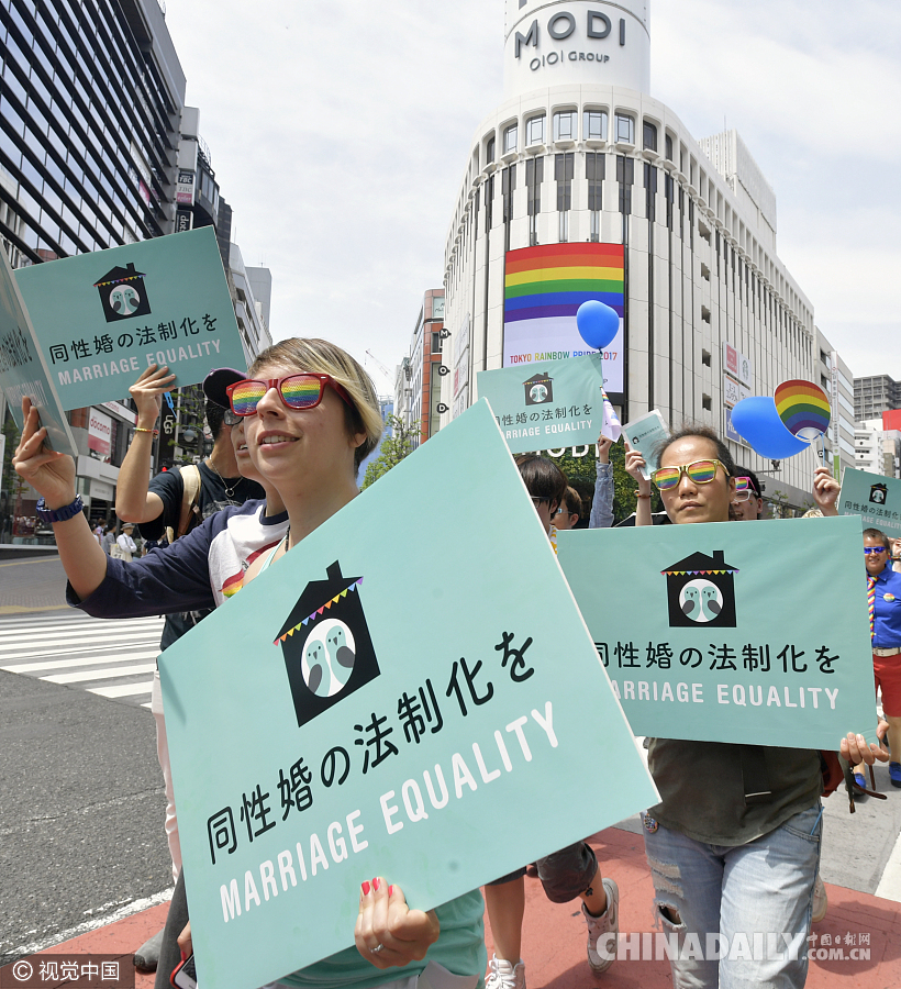 东京涩谷区举行LGBT群体大游行 约6000人参与