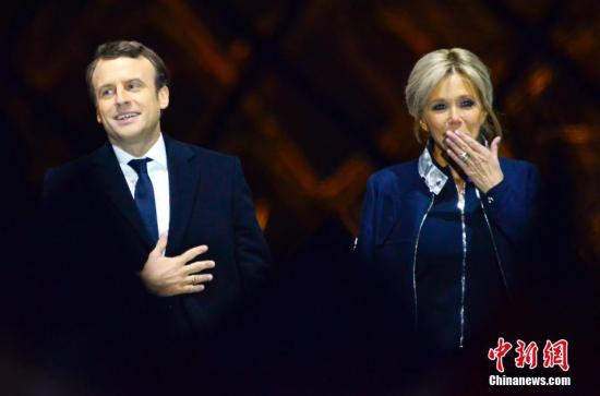 马克龙和妻子布丽吉特在巴黎卢浮宫前举行的庆祝胜选集会上。 <a target=&apos;_blank&apos; href=&apos;http://www.chinanews.com/&apos;><p align=