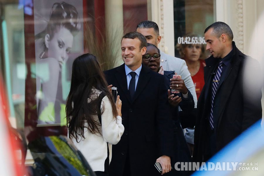 心情大好！法国当选总统马克龙换发型与支持者自拍
