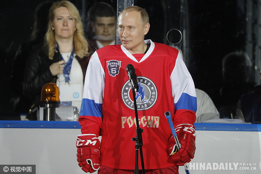 俄罗斯总统普京“亲征”冰球场秀球技