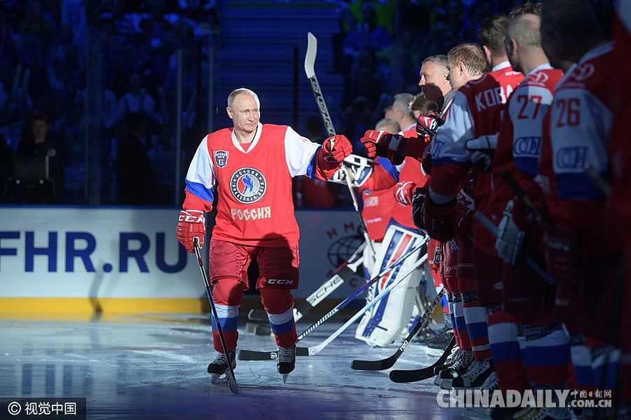 俄罗斯总统普京“亲征”冰球场秀球技