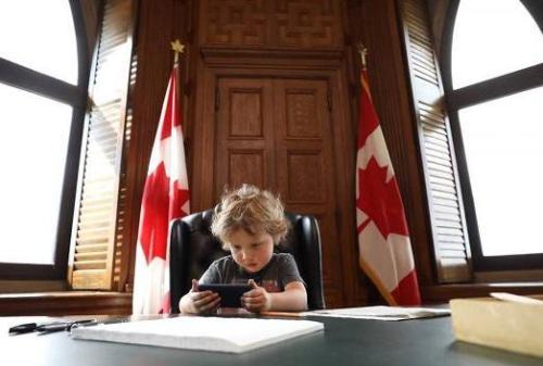 加拿大帅气总理带儿子上班 网友被圈粉：温馨超萌