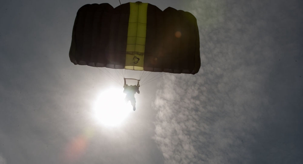 全球首例！拉脱维亚运动员完成无人机跳伞