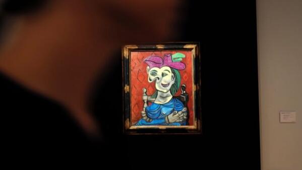 毕加索名画《坐着的蓝衣女人》拍卖 成交价高达3亿元