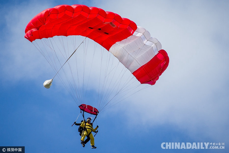 人老心不老！英101岁老兵完成高空跳伞破世界纪录