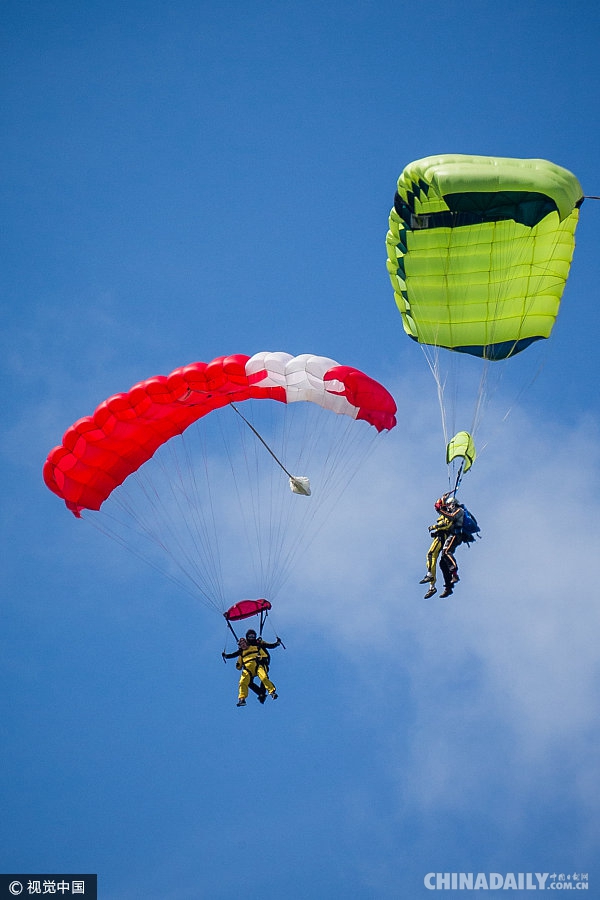 人老心不老！英101岁老兵完成高空跳伞破世界纪录