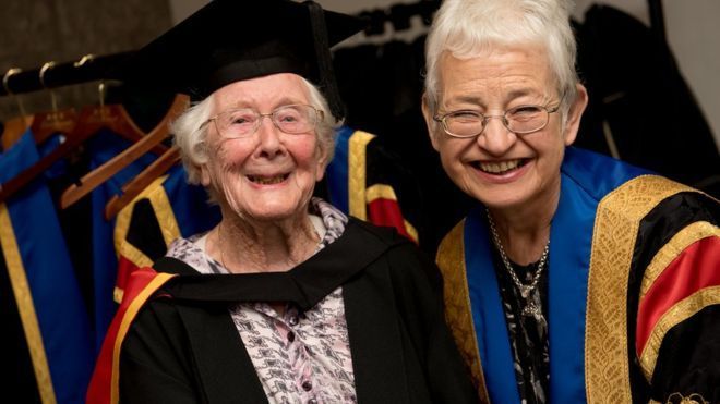 英国98岁退休女教师圆梦 获得荣誉学士学位