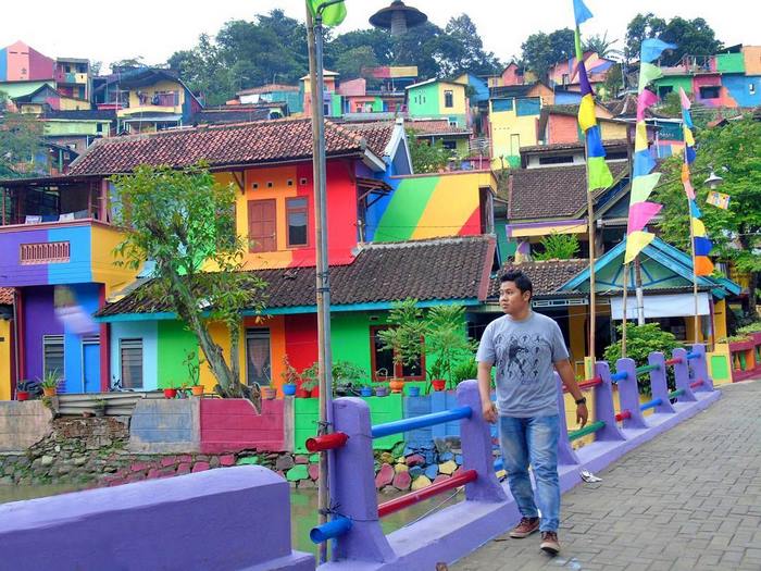 印尼花2.3万美元为一贫民窟换上彩虹装 效果惊艳(组图)
