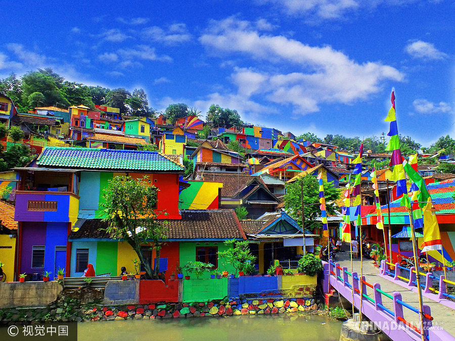 印尼贫困村摇身一变成“彩虹村” 游客纷至沓来睹真容