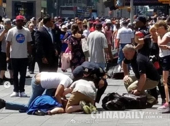 纽约时报广场超速汽车撞人致1死22伤 纽约市长：非恐袭
