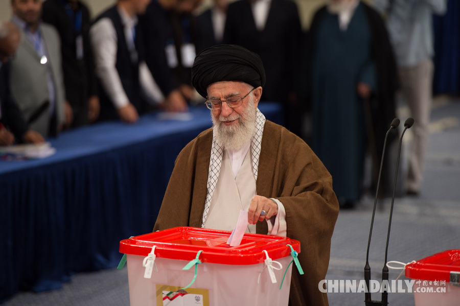 伊朗最高领袖哈梅内伊参加总统选举投票