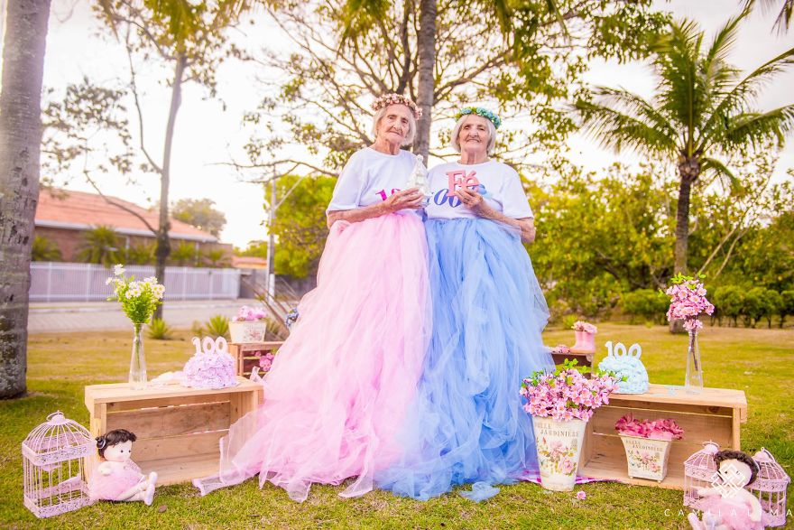 巴西百岁双胞胎过生日 化身童话仙子