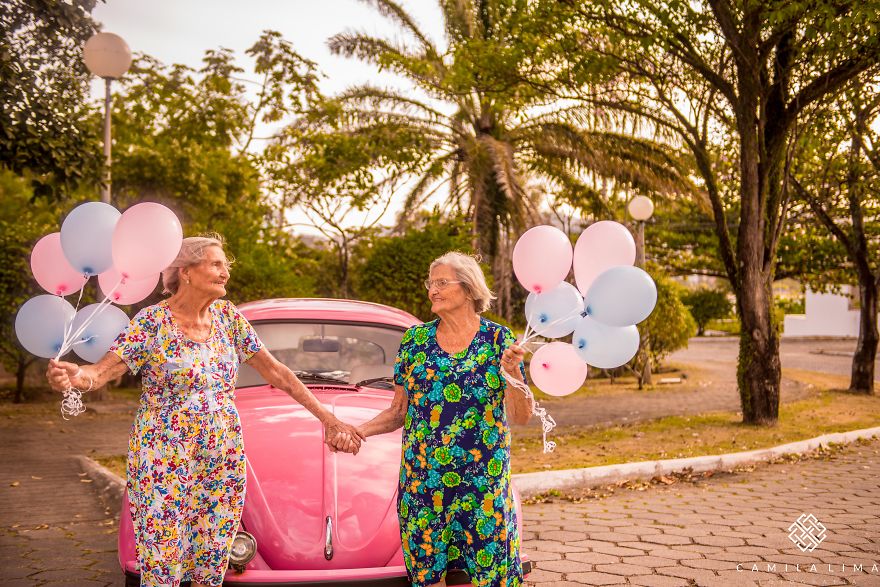 巴西百岁双胞胎过生日 化身童话仙子