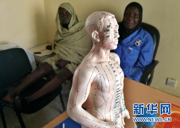 苏丹总统府内的中国“银针魔术师”