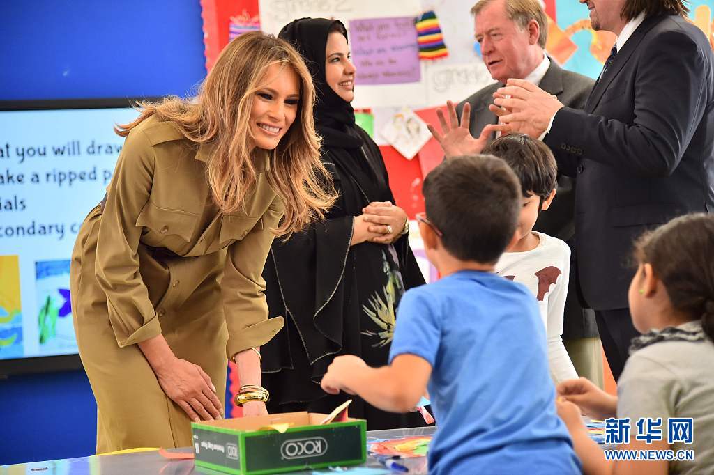 美国“第一夫人”随特朗普出访沙特 与儿童互动（组图）