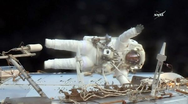 惊心动魄！两名美国宇航员紧急出舱修复国际空间站供电设备