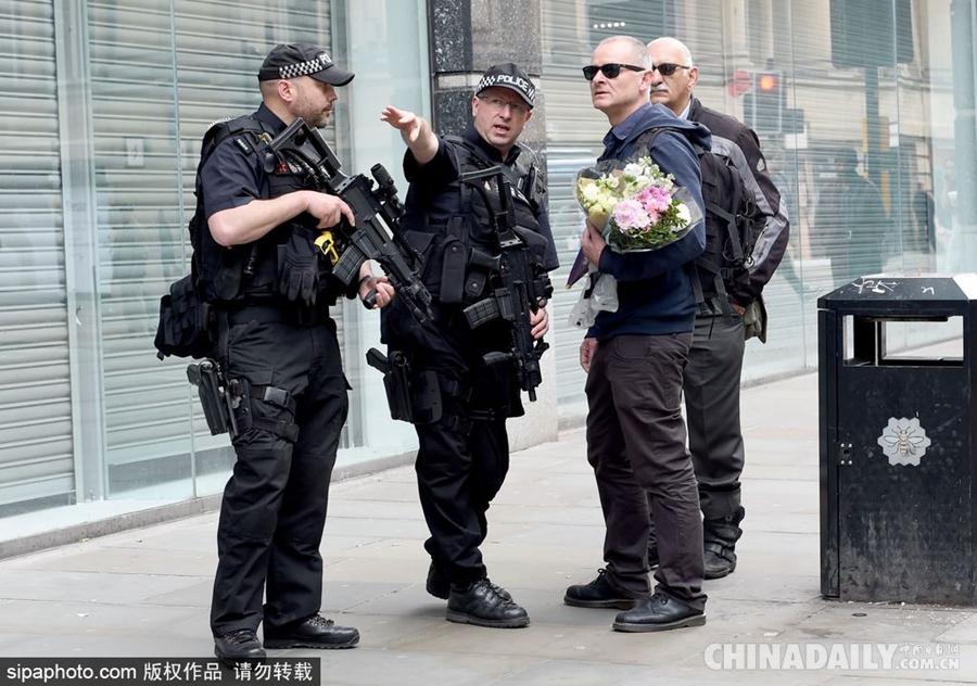 英国警方确认爆炸案嫌犯身份 民众献花悼念遇难者